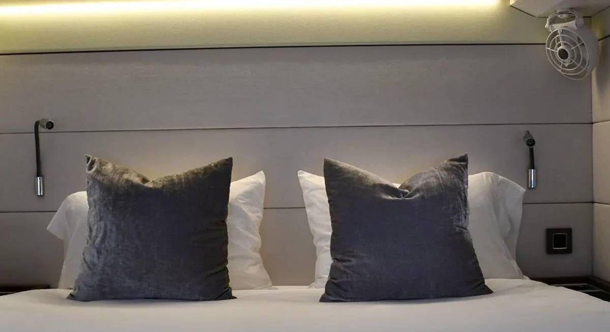 LONG MONDAY yacht charter 3