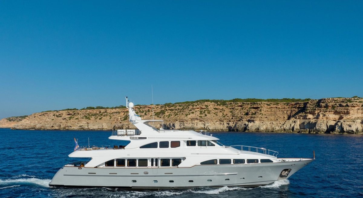 LOULOU yacht charter 1