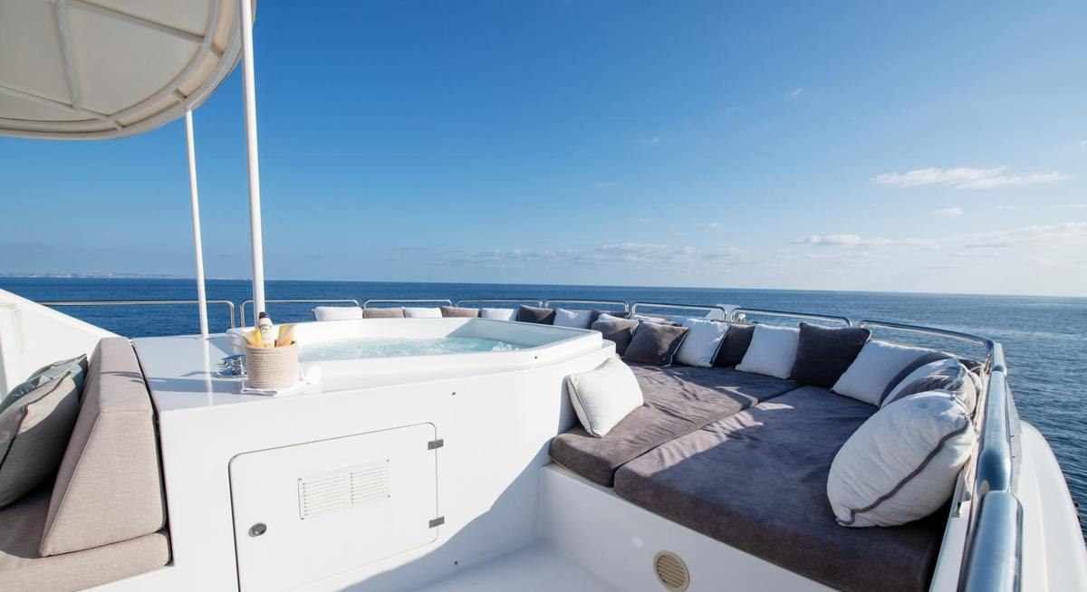 LOULOU yacht charter 2