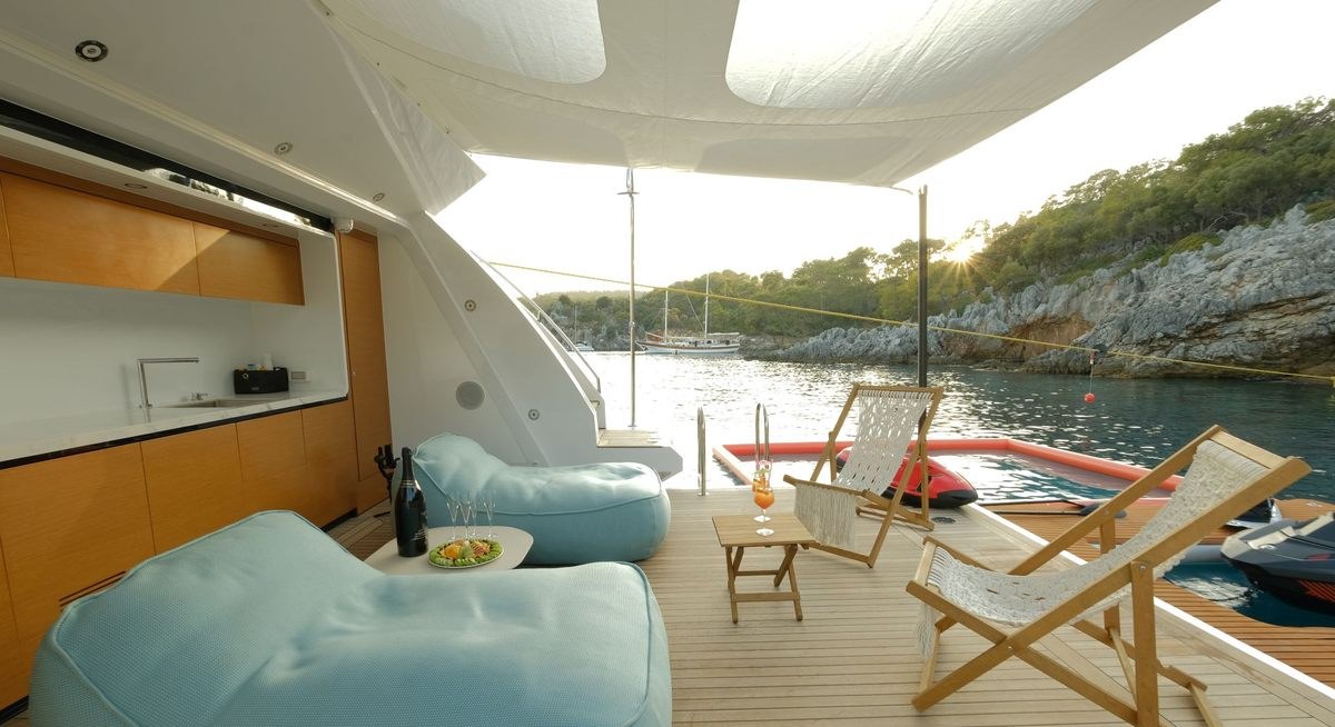 LOVE T yacht charter 4