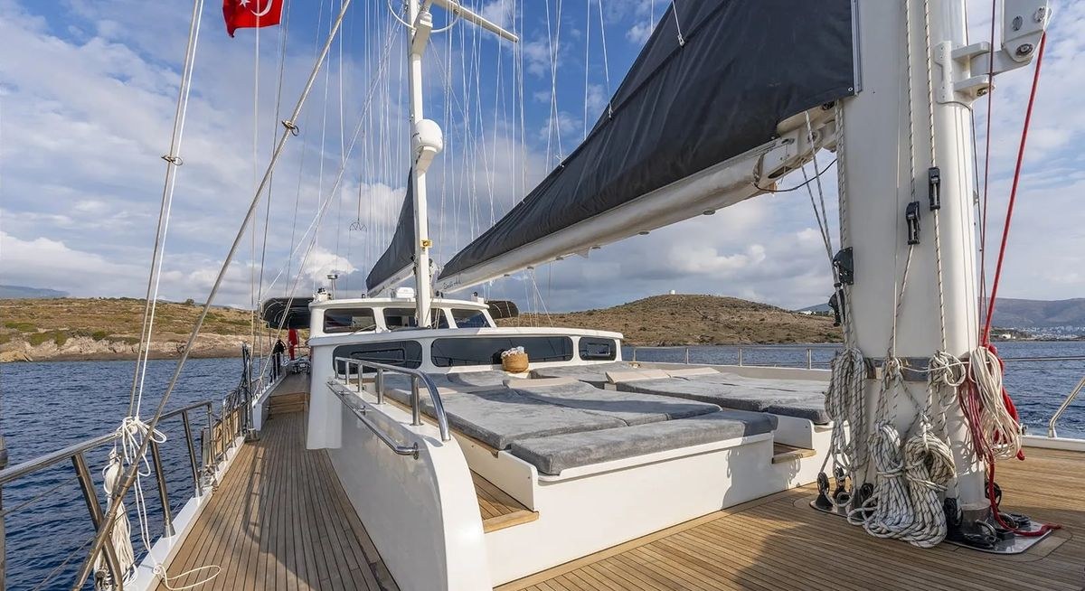 LUCKY YOU yacht charter 2