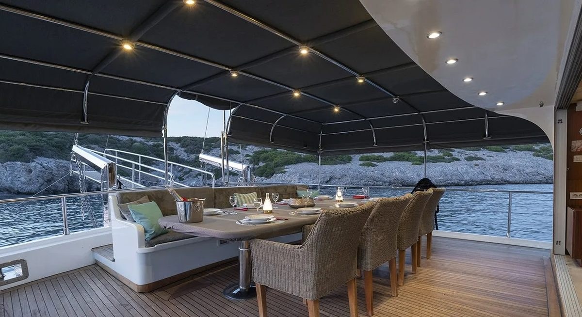 LUCKY YOU yacht charter 4