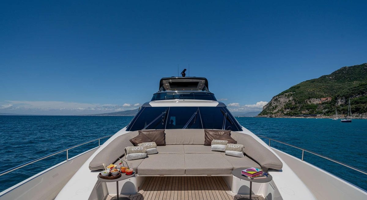 LUCKY yacht charter 2