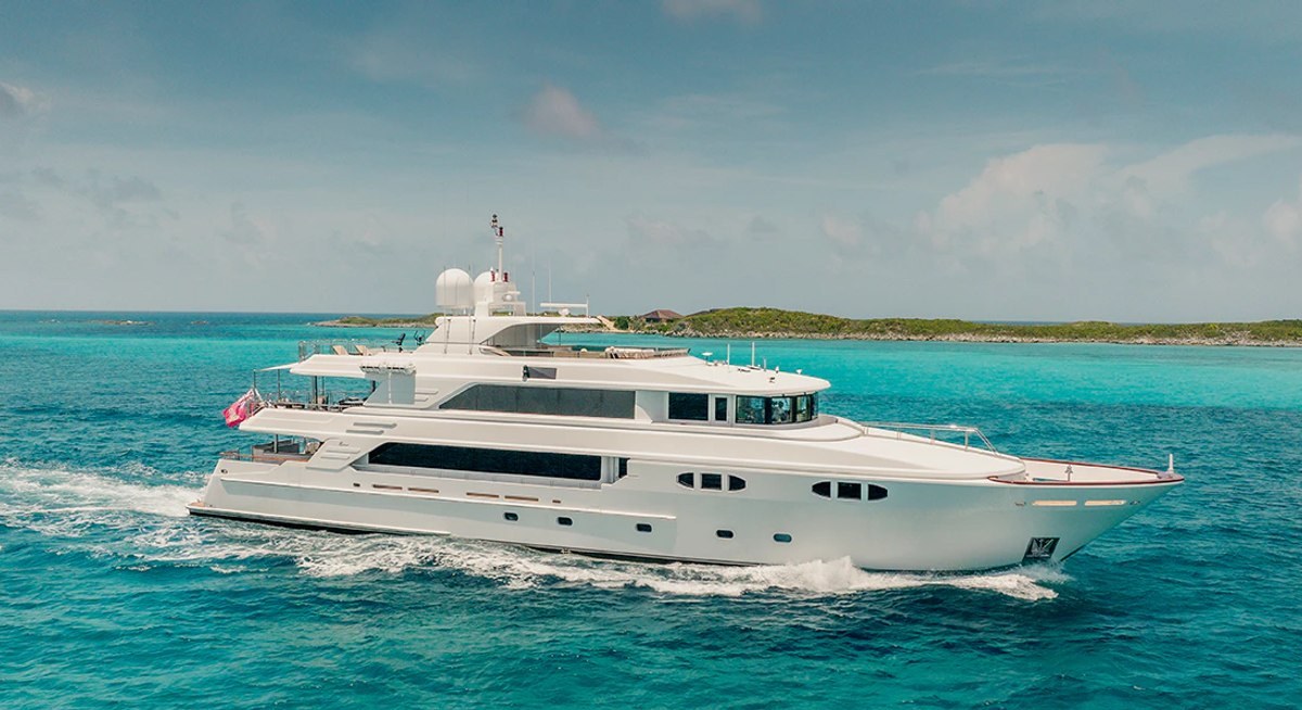LUCY yacht charter 2