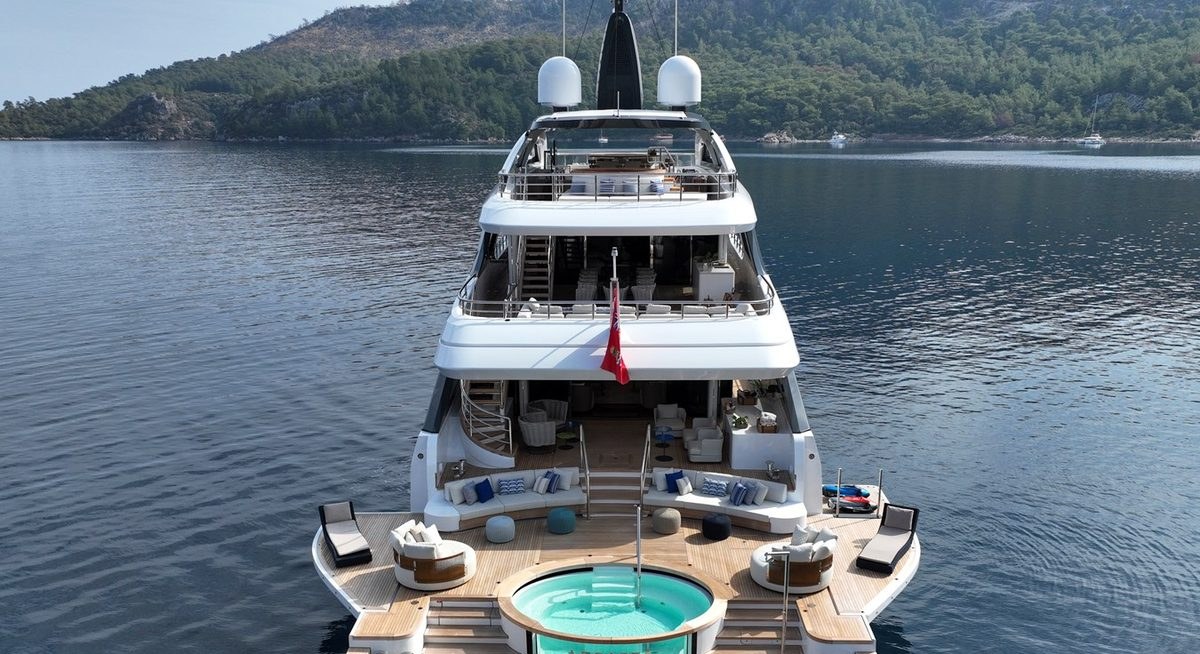 LUMIERE yacht charter 5
