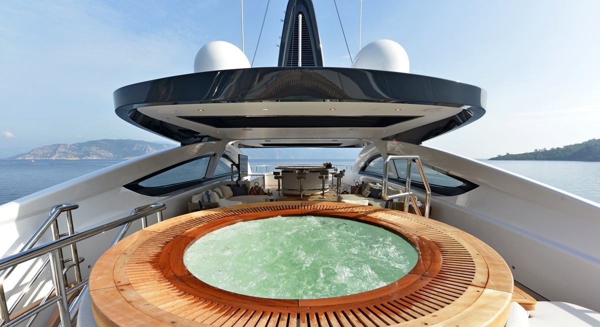 LUMIERE yacht charter 2