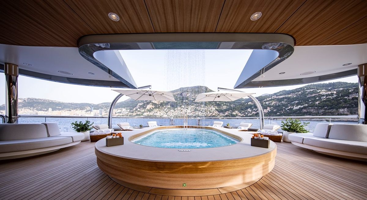 LUNA yacht charter 3