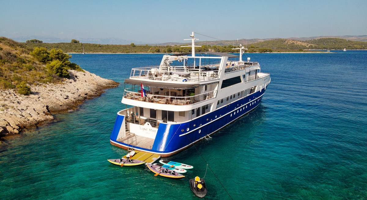 LUPUS MARE yacht charter 5