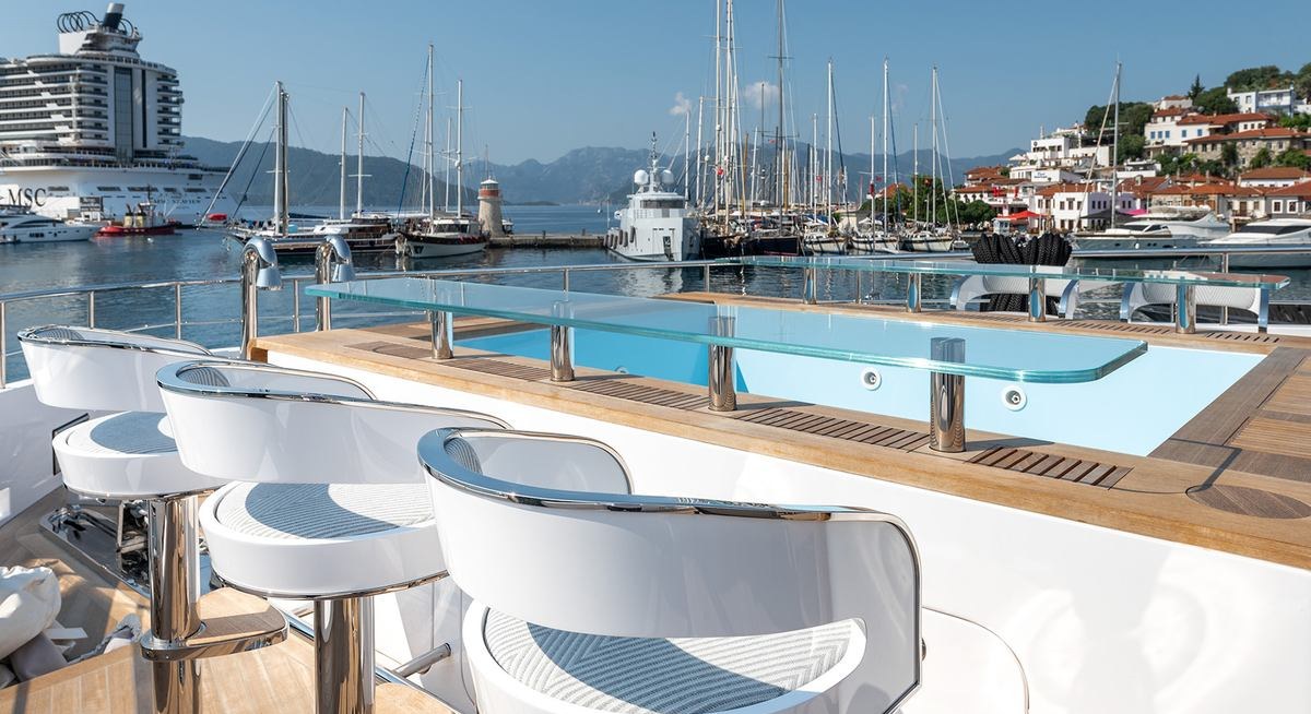 M55 yacht charter 3
