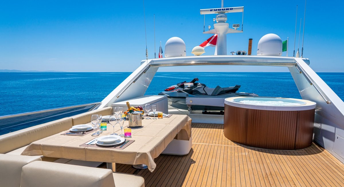 MAESTRALE yacht charter 4