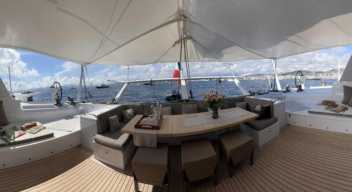 MAGIC CAT yacht charter 3