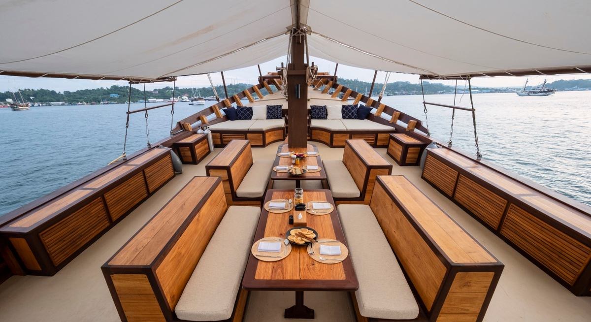MAJIK yacht charter 4