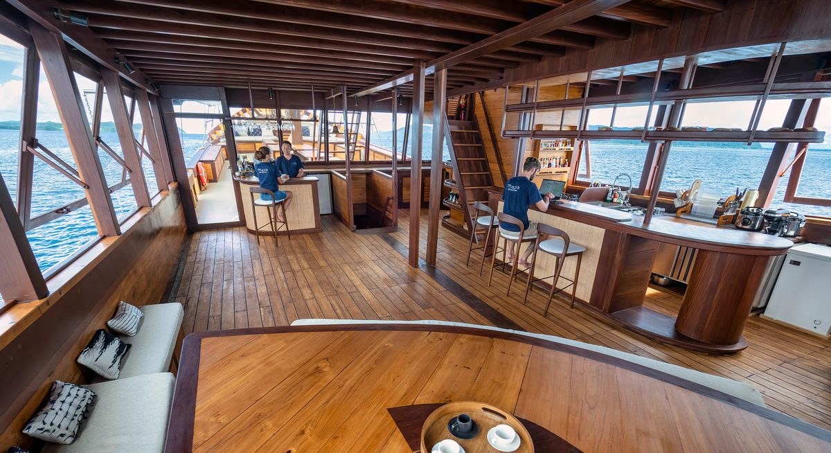 MAJIK yacht charter 2