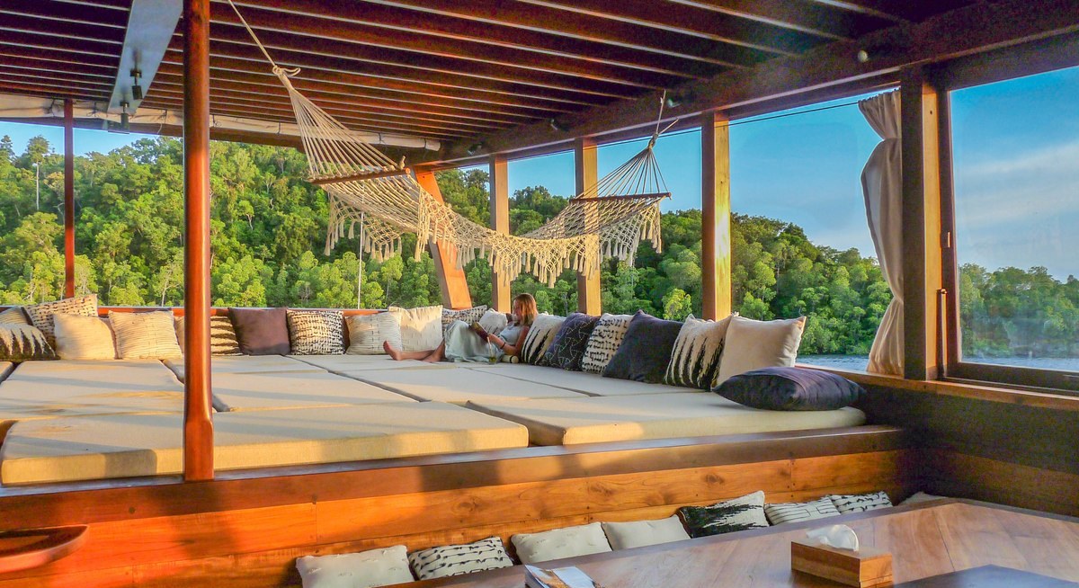 MAJIK yacht charter 3