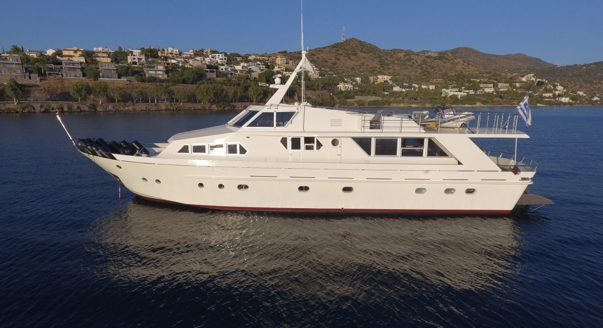 MALU VIII yacht charter 3