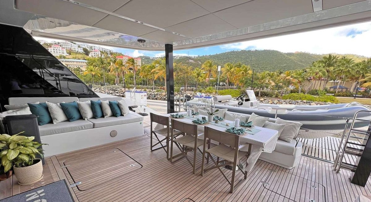 MANA KAI yacht charter 3
