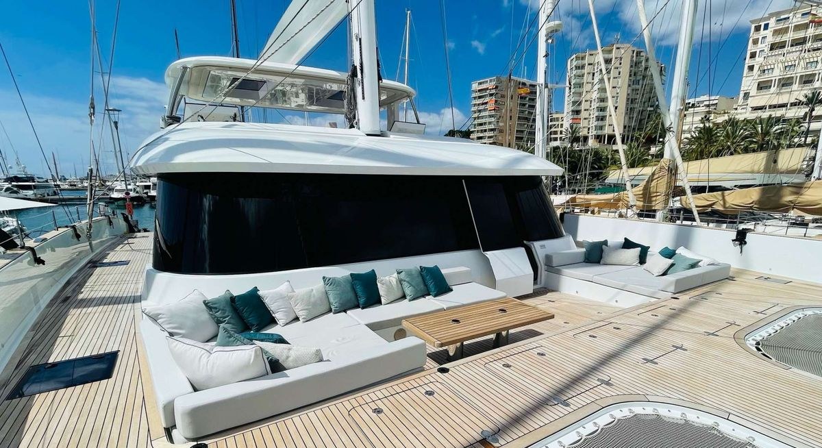 MANA KAI yacht charter 2