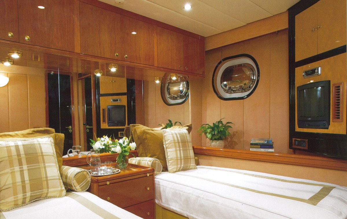 MANUTARA yacht charter 3