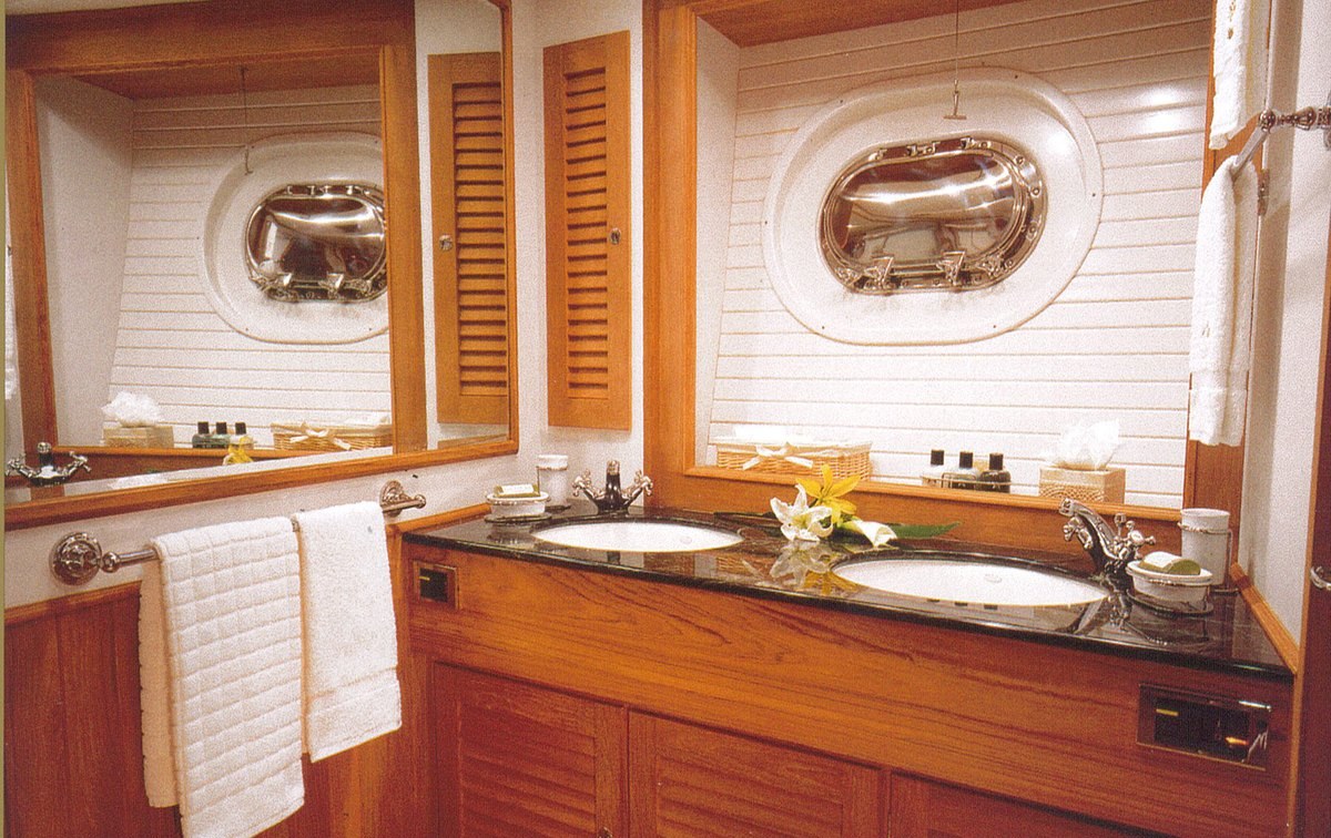 MANUTARA yacht charter 4