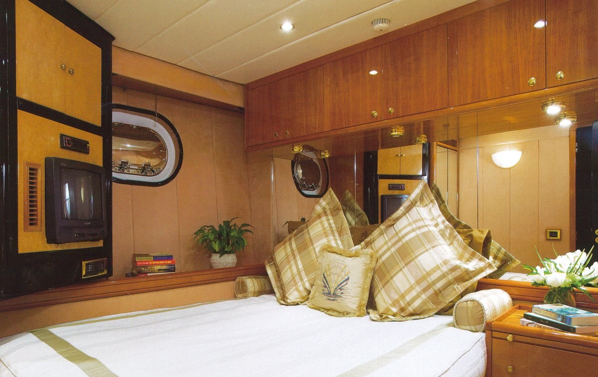 MANUTARA yacht charter 5