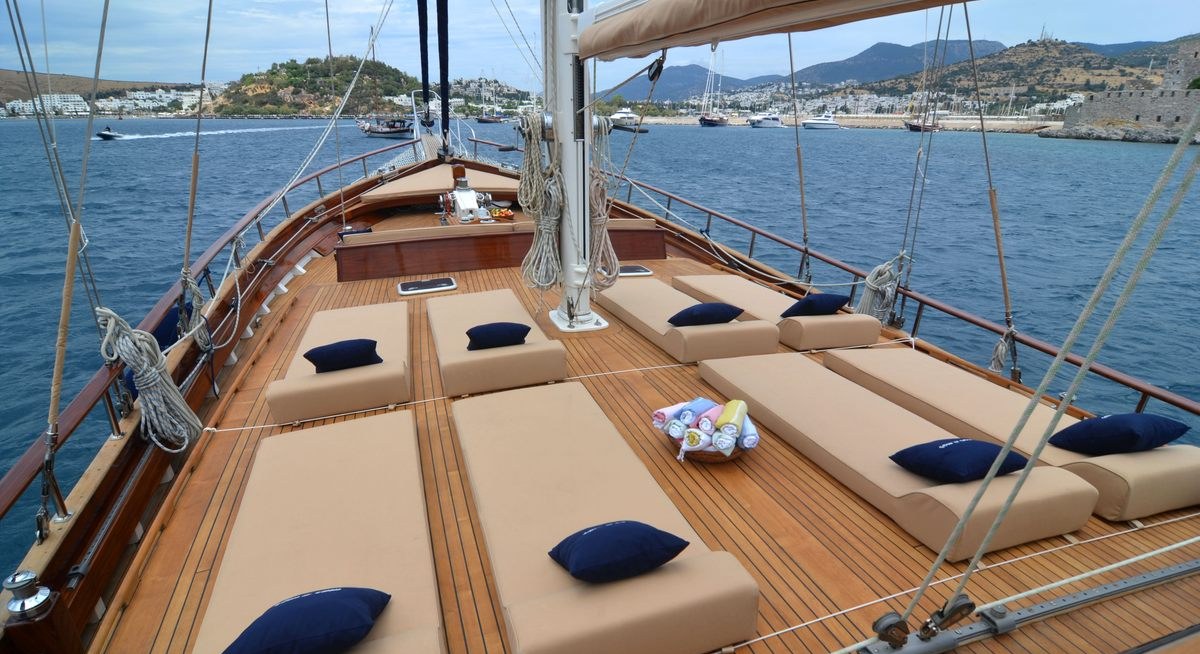 MAR & MAR yacht charter 2