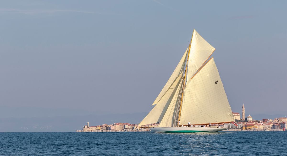 MARISKA yacht charter 4