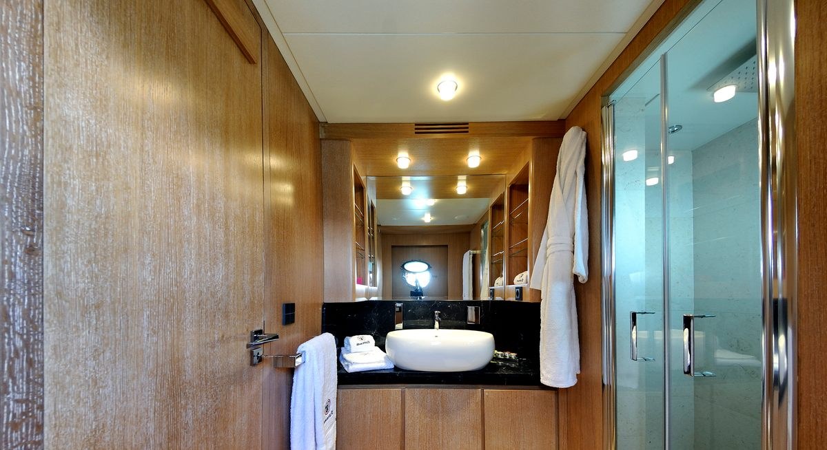 MASTIFF yacht charter 5