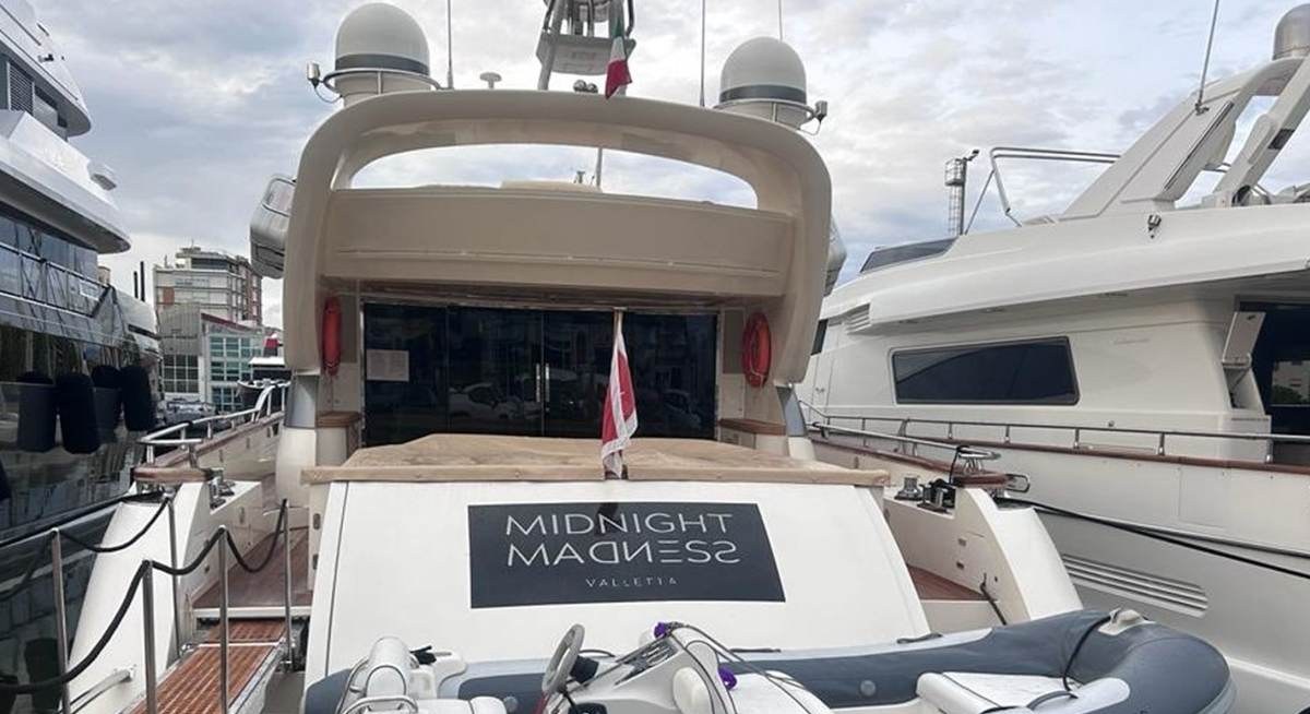 MIDNIGHT MADNESS yacht charter 5