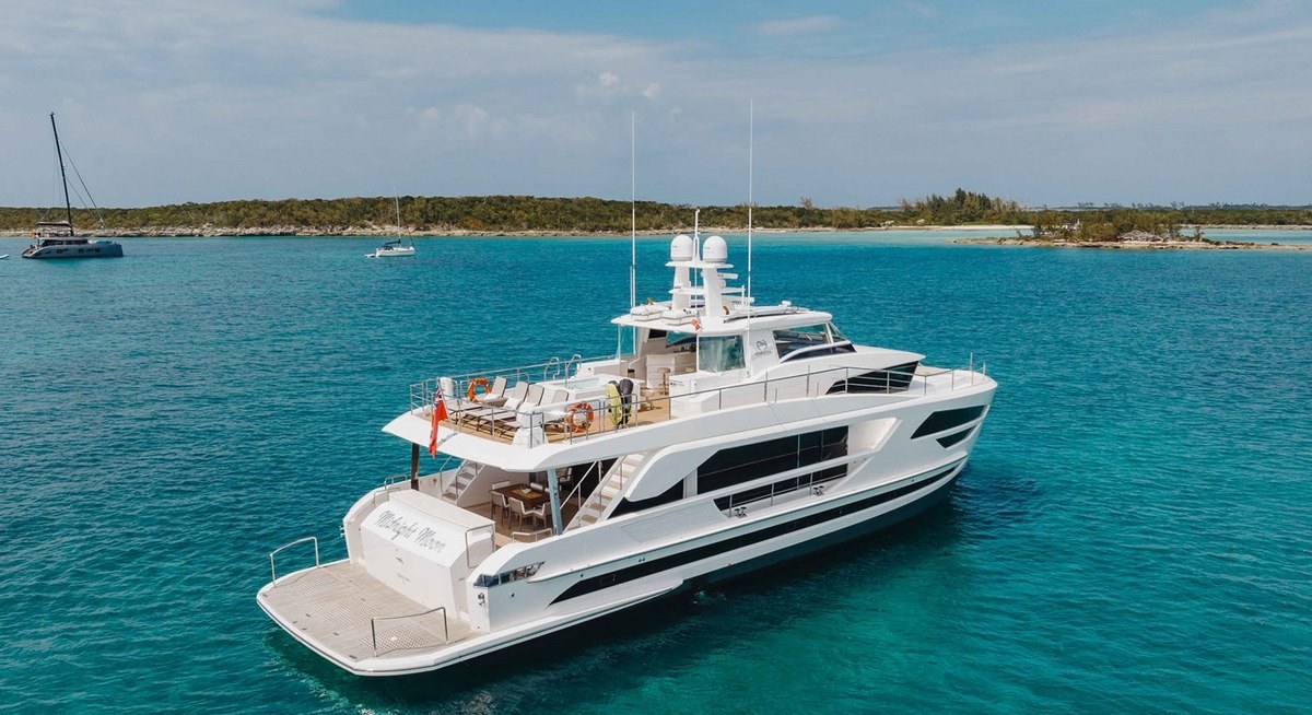 MIDNIGHT MOON yacht charter 5