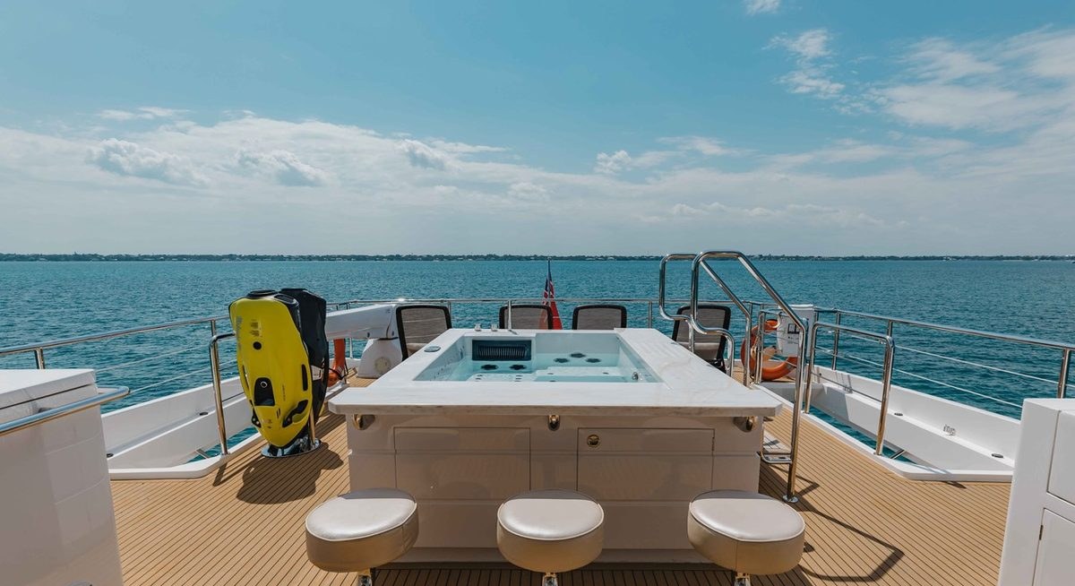 MIDNIGHT MOON yacht charter 2