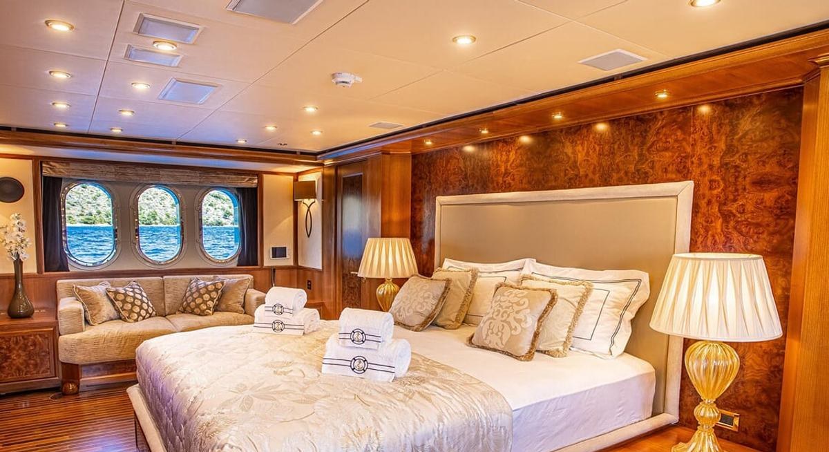 MILAYA yacht charter 4