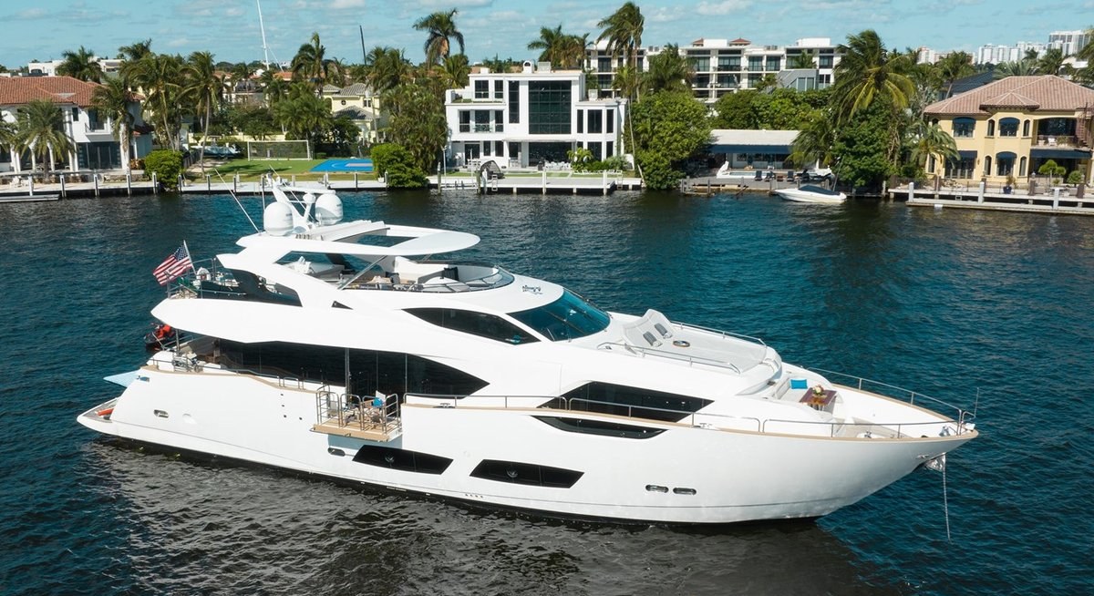 MIRRACLE yacht charter 1