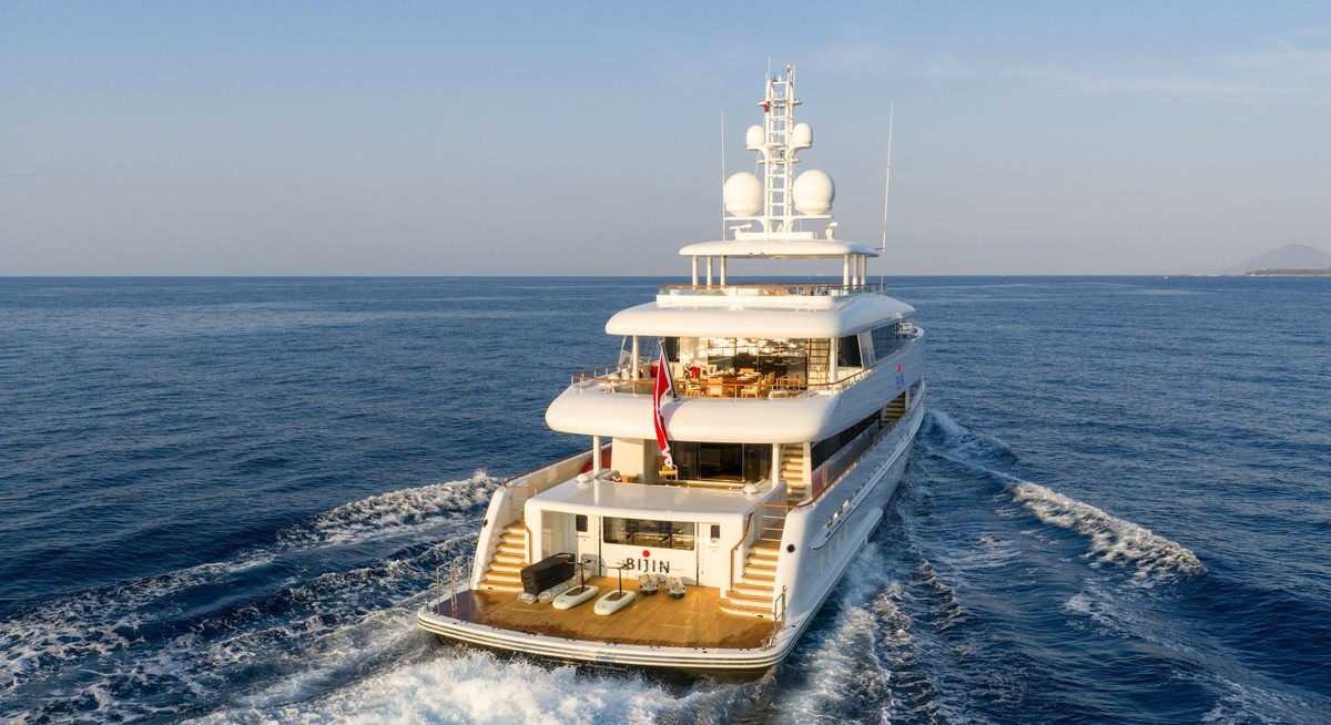 MOUNA yacht charter 5