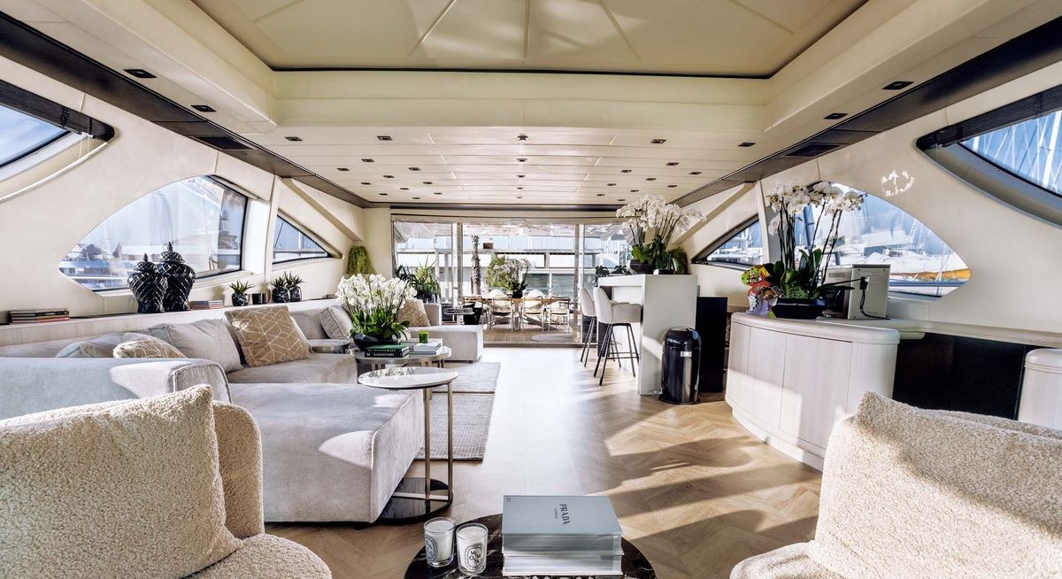 MRS GREY yacht charter 4