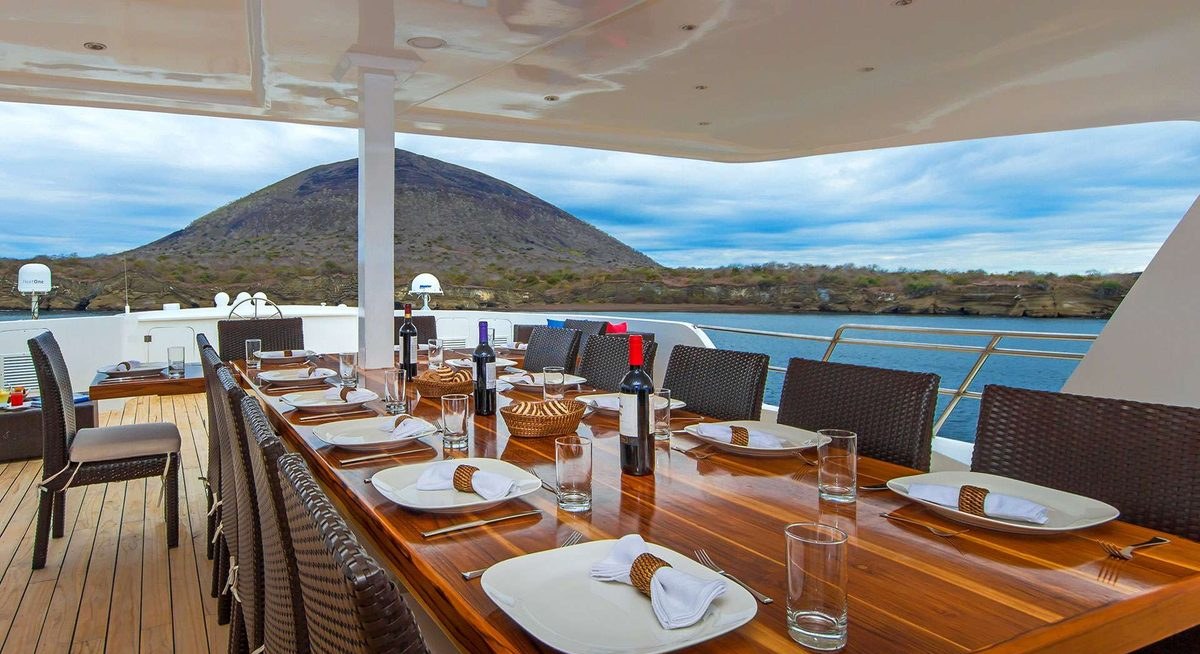 NATURAL PARADISE yacht charter 3