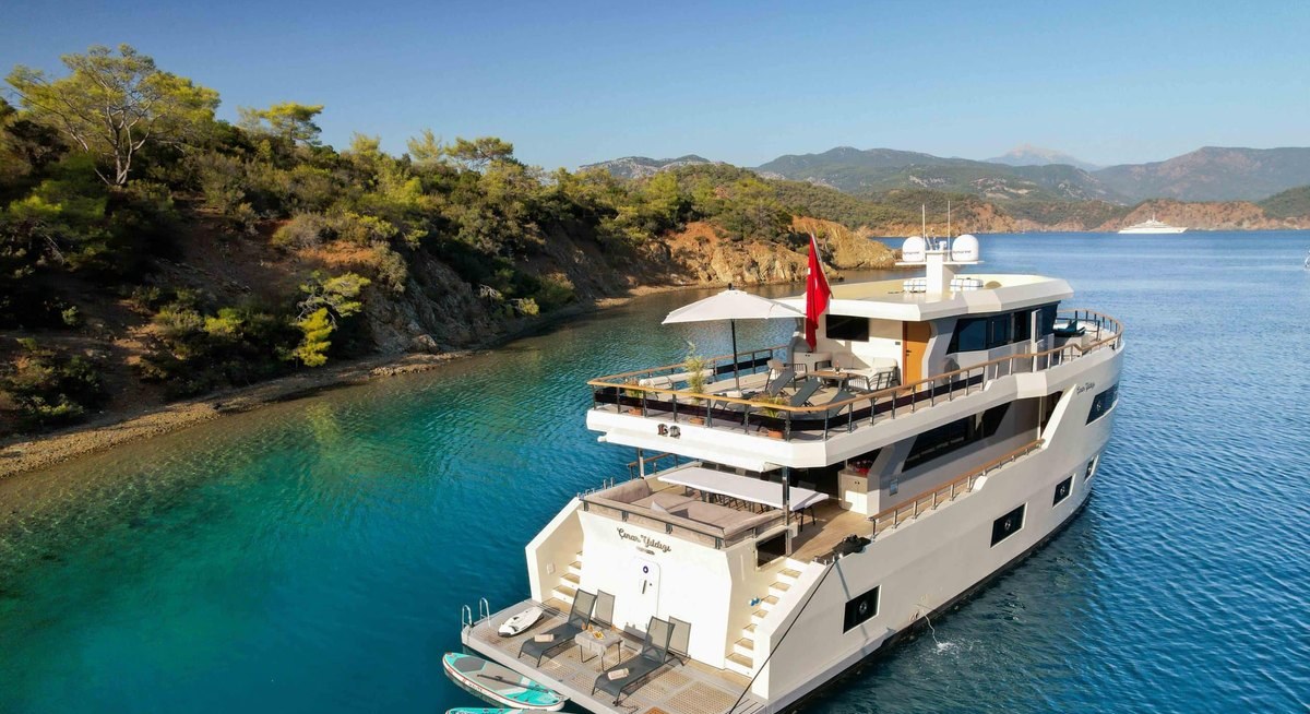 NEO yacht charter 5