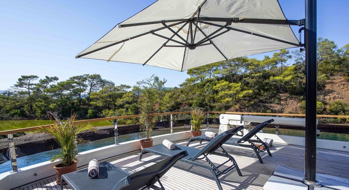 NEO yacht charter 3