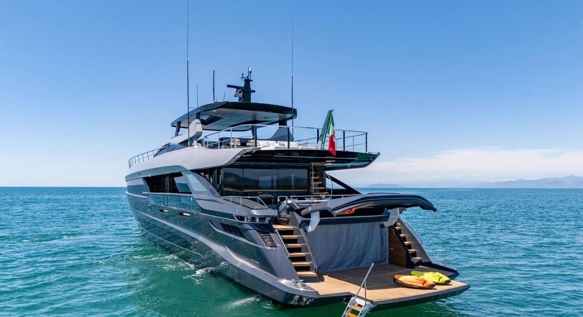 NEVER GIVE UP yacht charter 5
