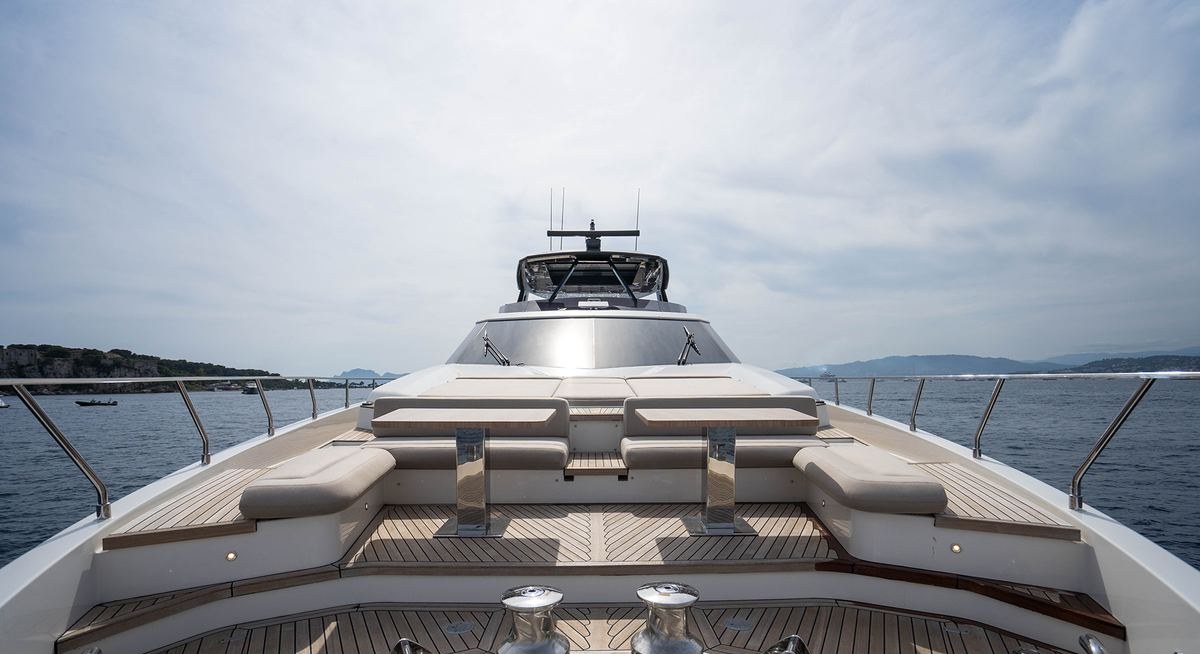 NINETEEN 42 yacht charter 2