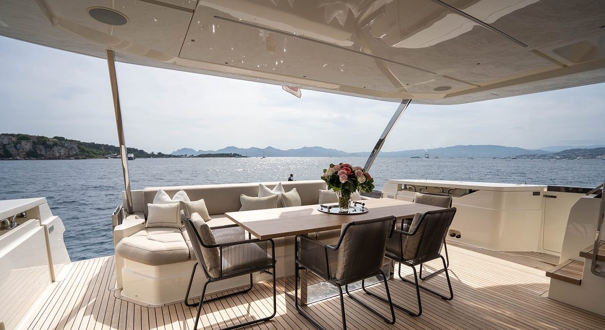NINETEEN 42 yacht charter 4
