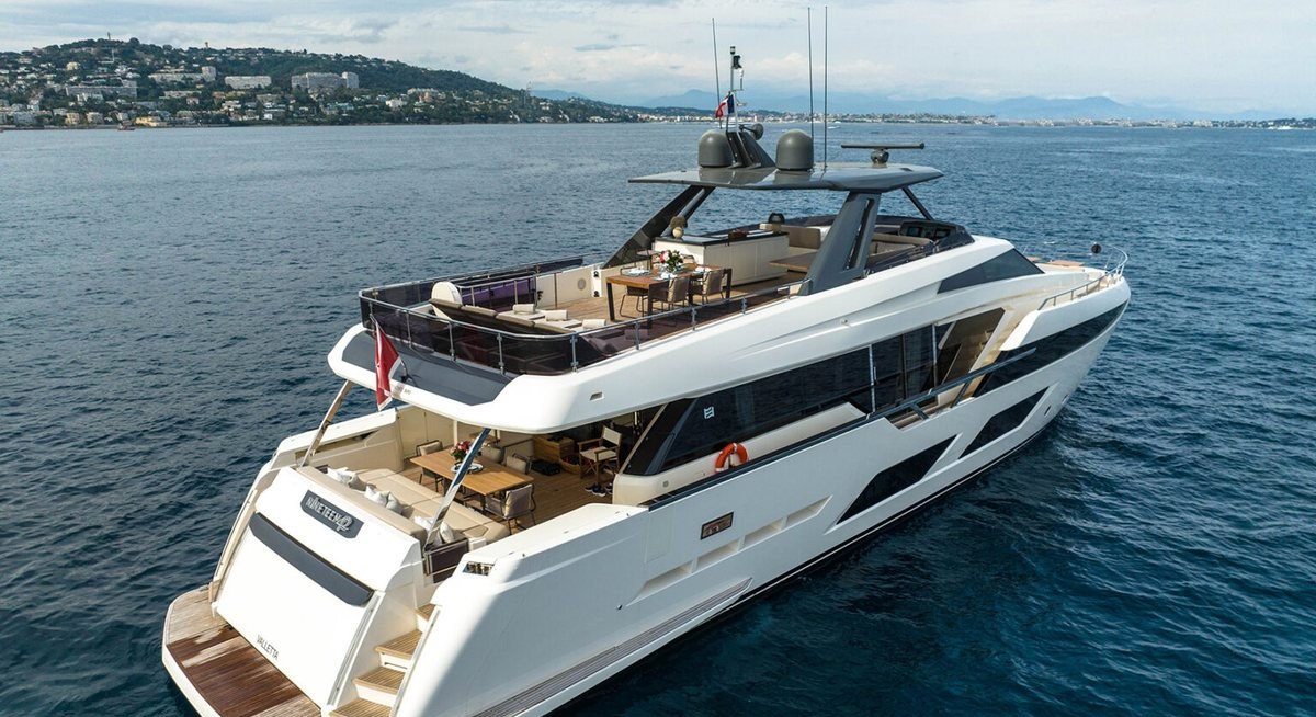 NINETEEN 42 yacht charter 5