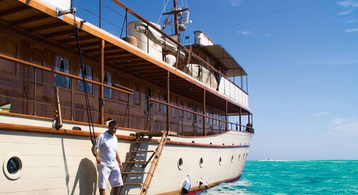 OVER THE RAINBOW OF LONDON yacht charter 2
