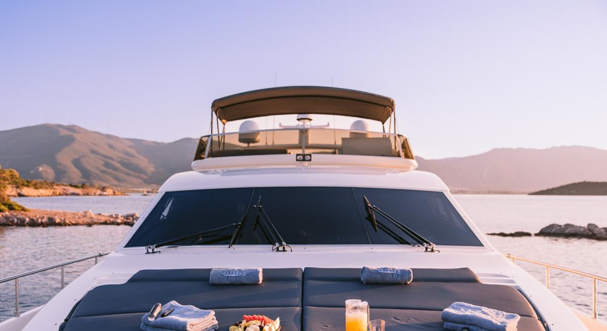 OXYGEN 8 yacht charter 2