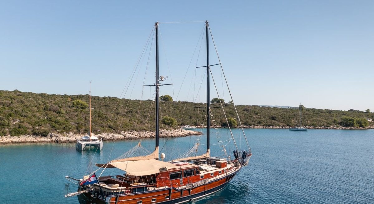 PACHA yacht charter 4