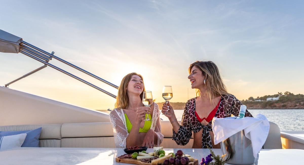 PAREAKI yacht charter 3