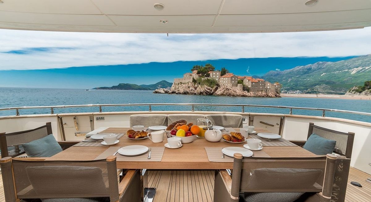 PERTULA yacht charter 4