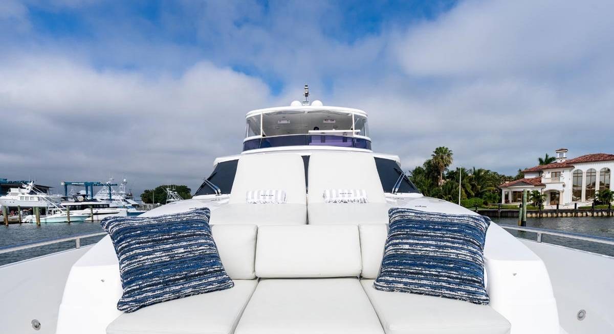 PILOT LOUNGE yacht charter 2