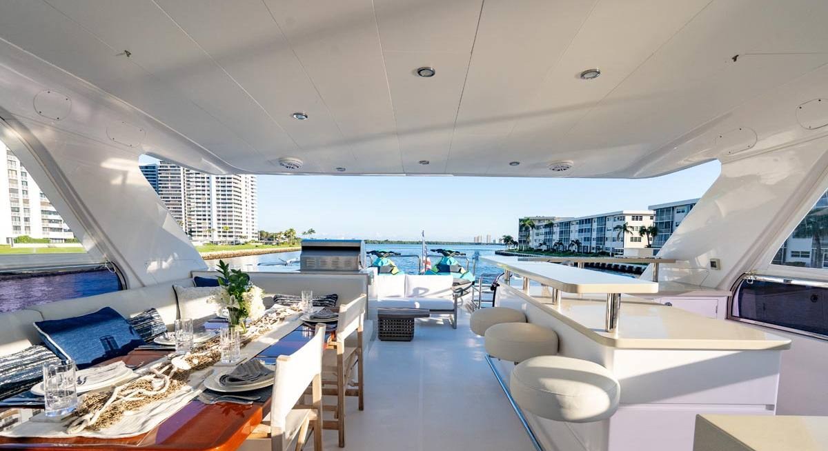 PILOT LOUNGE yacht charter 3