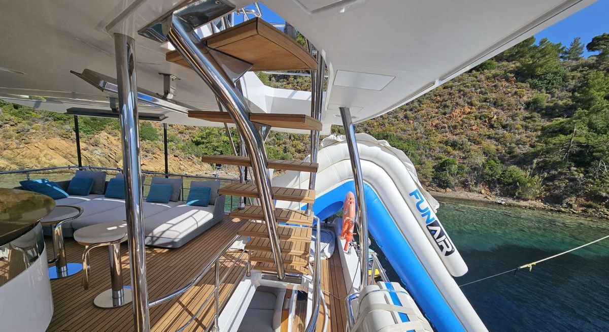 PURA VIDA yacht charter 4