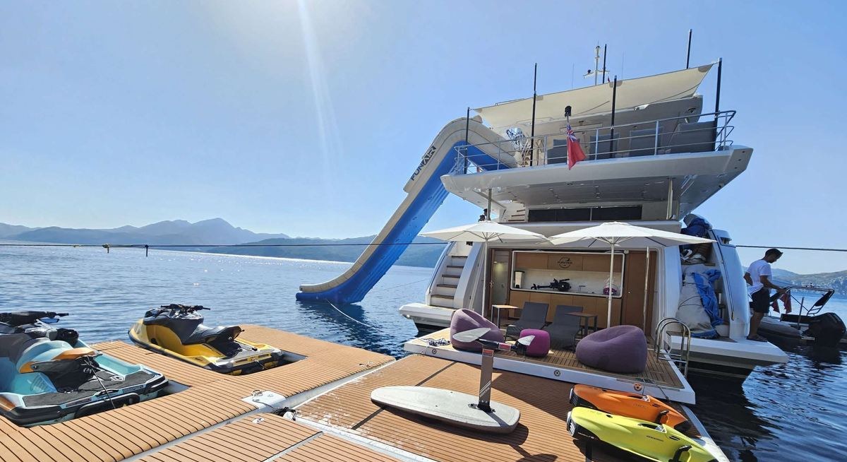 PURA VIDA yacht charter 5